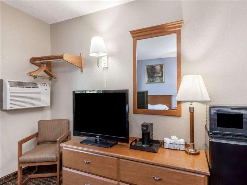 Super 8 By Wyndham Johnstown/Gloversville Bagian luar foto