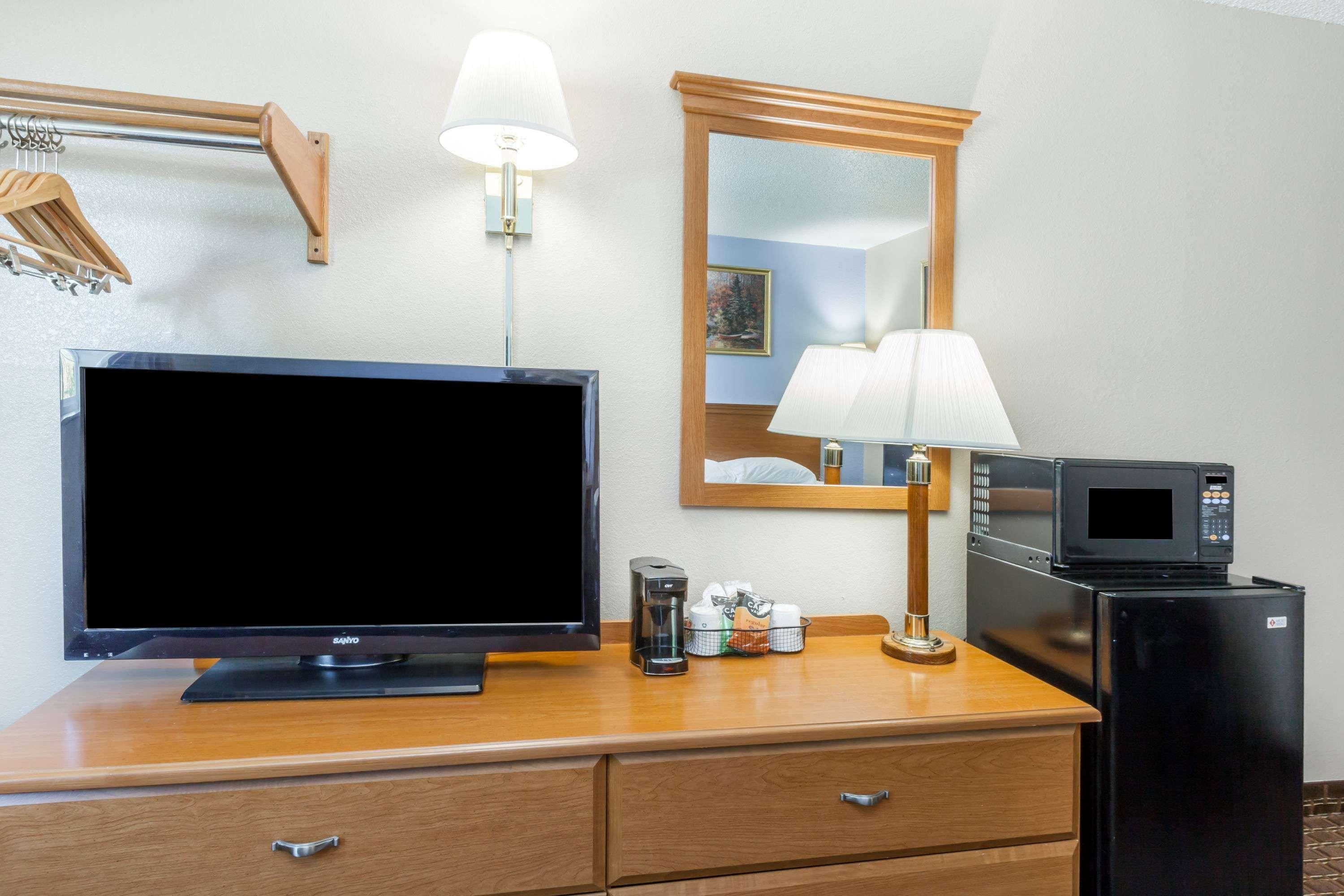 Super 8 By Wyndham Johnstown/Gloversville Bagian luar foto