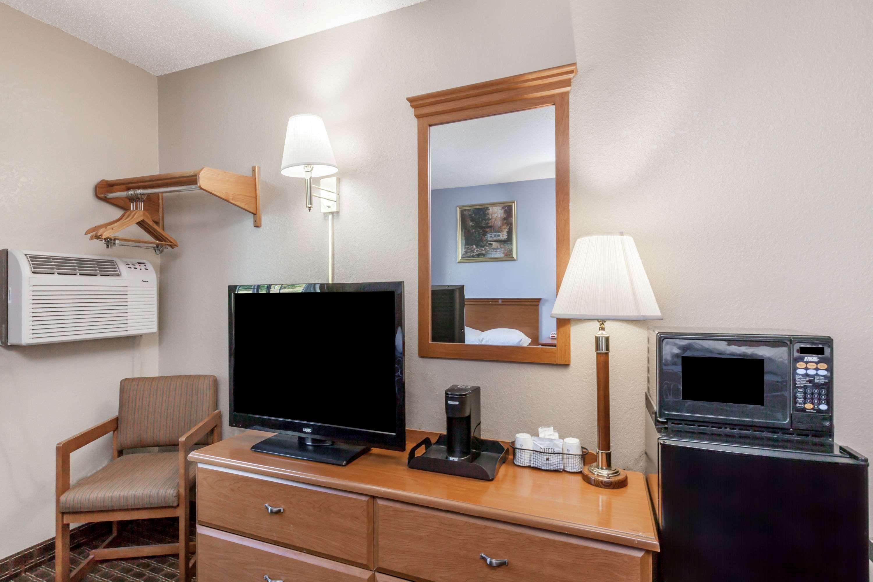 Super 8 By Wyndham Johnstown/Gloversville Bagian luar foto