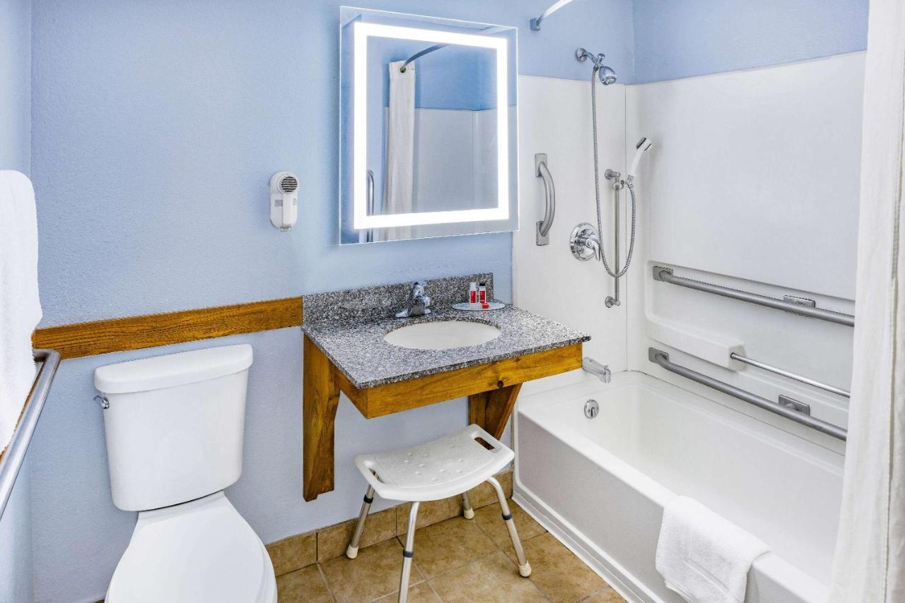 Super 8 By Wyndham Johnstown/Gloversville Bagian luar foto