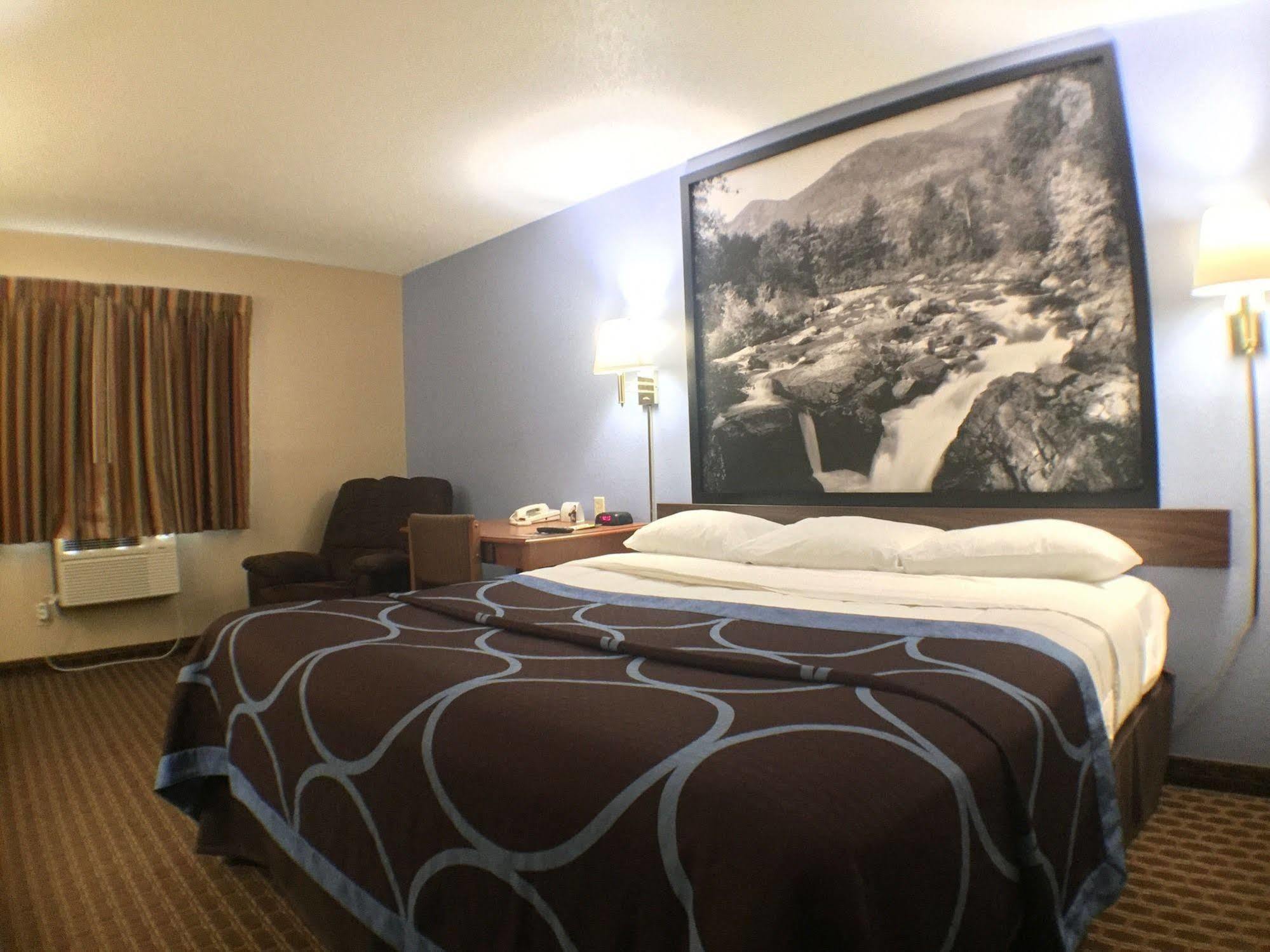 Super 8 By Wyndham Johnstown/Gloversville Bagian luar foto